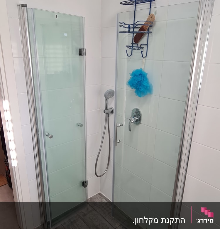 מקלחת עם ראש מקלחת, מדף וספוג רחצה כחול